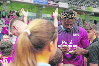 Los jugadores volvieron a salir a la pista y firmaron autógrafos.