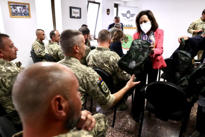 La ministra de Defensa, Margarita Robles, reunida recientemente con militares ucranianos en las instalaciones del EADA de la Base Aérea de Zaragoza.