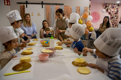 Talleres infantiles -  La pastelería Arenas Pastry & Brunch, en la calle Príncep de Viana, ofrece talleres para que los más pequeños elaboren sus monas. “Hemos programado tres talleres y ya están todos completos”, explica su propietaria, C ...