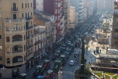 Una columna quilomètrica de tractors al seu pas per l’avinguda Balmes.