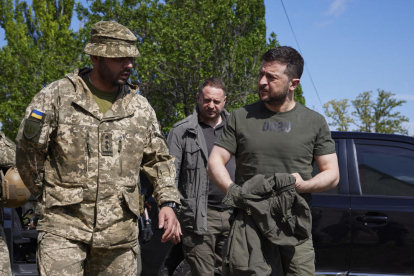 Volodímir Zelenski conversa amb un militar ucraïnès durant la seua visita al front del Donbass.