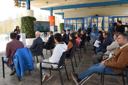 Autoritats, alcaldes i representants federatius, ahir durant la presentació de la candidatura al Parc del Segre.