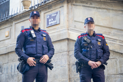 Agents de Lleida, amb el nou uniforme dels Mossos d'Esquadra.