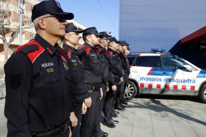 Agentes de Lleida con el nuevo uniforme de los Mossos d’Esquadra. 