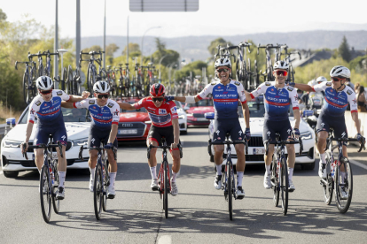 El belga Remco Evenepoel i el seu equip celebren la victòria a la Vuelta a Espanya 2022.