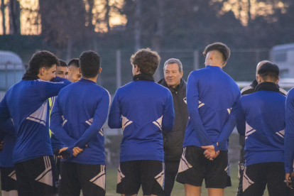 El nuevo técnico saluda a David López.