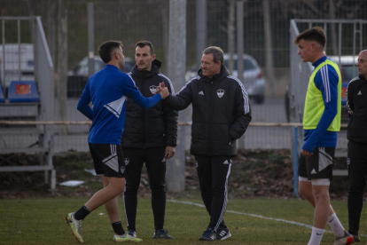 El nuevo técnico saluda a David López.