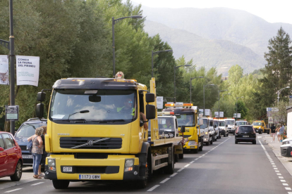 Grues dels Pallars, l’Alta Ribagorça i Aran van participar ahir en la marxa lenta al Sobirà.
