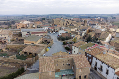 L’ajuntament dels Plans de Sió, al centre de la imatge.