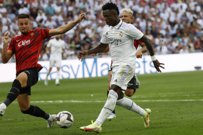 Vinicius, autor d’un gol, en una acció del partit d’ahir.