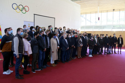 Foto de grupo de los representantes de ayuntamientos, consejos comarcales y diputaciones de Cataluña y Aragón que asistieron a la conferencia a favor de los Juegos de Invierno 2030 en Vielha en noviembre de 2021.