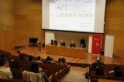 Una de les taules redones del Simposi de Llibertat de Premsa, ahir al campus de Cappont de la UdL.