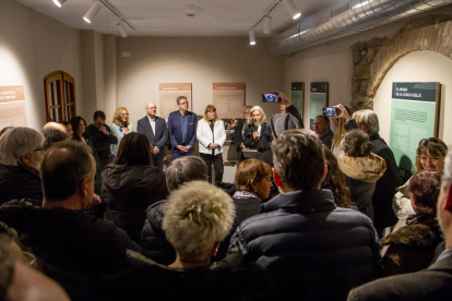 El director del museu, Àngel Galobart, mostra el coll de dinosaure a la consellera Garriga i al president de la diputació de Lleida.