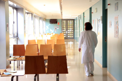 Una infermera camina per la sala d'espera d'un CAP de Catalunya.