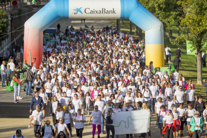El momento de la salida de la caminata contra el cáncer que se celebró ayer en Lleida.