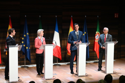 La presidenta de la CE, Úrsula Von der Leyen, el president portuguès, António Costa; el president francès, Emmanuel Macron, i el president espanyol, Pedro Sánchez, compareixen davant els mitjans de comunicació en la cimera sobre l'H2MED.