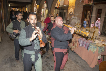 Un pasacalle musical que ayer amenizó la segunda jornada de la fira Harpia de Balaguer.