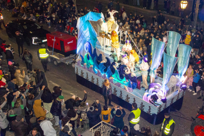 La carroza del rey Melchor a su paso ante la sede de la Paeria, durante el primer tramo de la cabalgata.