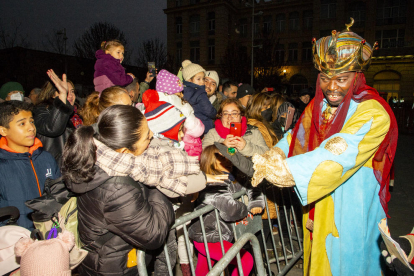 La carroza del rey Melchor a su paso ante la sede de la Paeria, durante el primer tramo de la cabalgata.