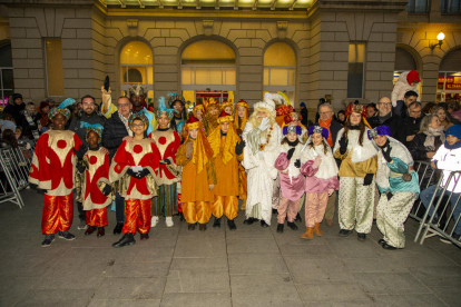 La carroza del rey Melchor a su paso ante la sede de la Paeria, durante el primer tramo de la cabalgata.