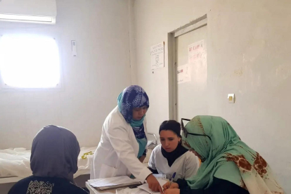 Membres de la delegació sanitària lleidatana atenen refugiats als campamenst sahrauís