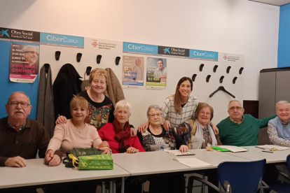 En grupo  -  La mayoría de nuevos perfiles trabajan con grupos de pacientes y hacen acciones de salud comunitaria con sesiones abiertas al público. En la foto, visita a un supermercado de Oliana, de la mano de una nutricionista, de participantes  ...