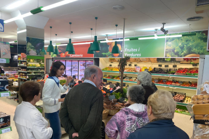 En grupo  -  La mayoría de nuevos perfiles trabajan con grupos de pacientes y hacen acciones de salud comunitaria con sesiones abiertas al público. En la foto, visita a un supermercado de Oliana, de la mano de una nutricionista, de participantes  ...