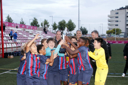 Los jugadores del Barça alevín levantan el trofeo.