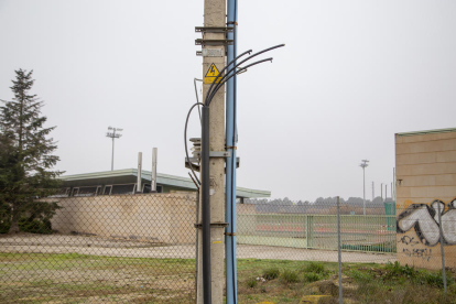 Una vista de cables cortados en una de las torres de alumbrado exteriores de las pistas de atletismo.