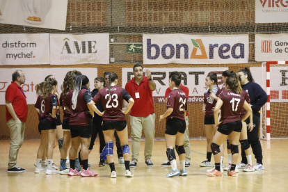 Iban Raigal, aleccionando a sus jugadoras durante un partido de esta temporada.