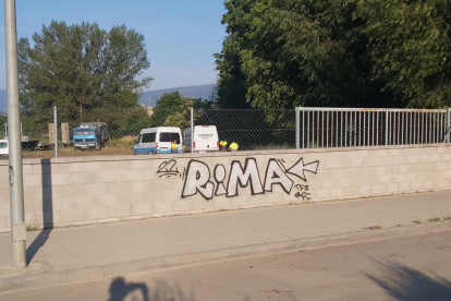 Uno de los grafitis que se ha borrado en La Seu d’Urgell.