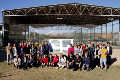 Representantes institucionales y de los clubes de Alpicat, ayer en el terreno en el que se levantará la nueva instalación.