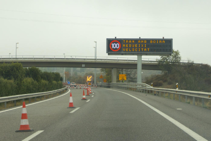 Un dels pòrtics amb senyals lluminosos a l’AP-2 que advertia ahir de la limitació de velocitat.