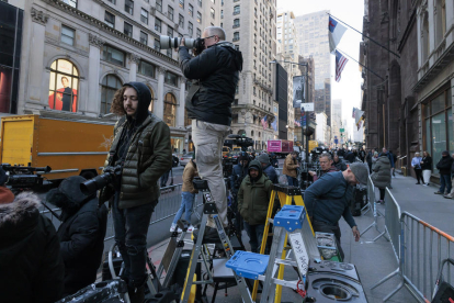 Periodistas se reúnen cerca de la Torre Trump, en Nueva York.