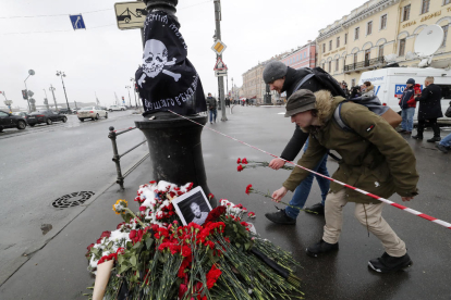 Flores por la muerte del bloguero prorruso en San Petersburgo.