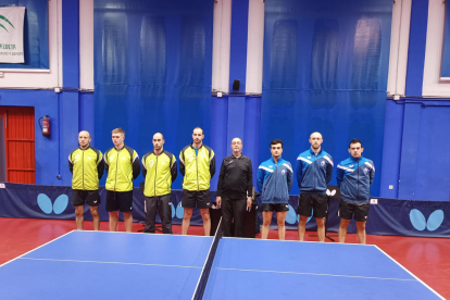 Los jugadores de ambos equipos, antes del inicio del partido.