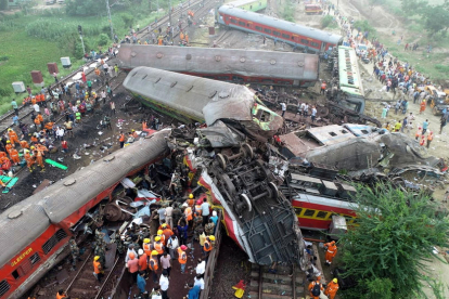 Imatge dels equips de rescat a la zona de l’accident ferroviari a l’Índia.