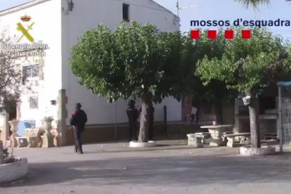 L'immoble de les Borges Blanques on Mossos i Guàrdia Civil han desmantellat una gran plantació de marihuana.