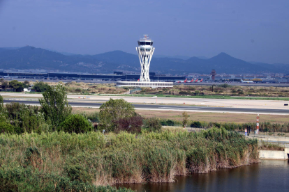 Imatge d'arxiu de la torre de control i la tercera pista de l'aeroport del Prat.