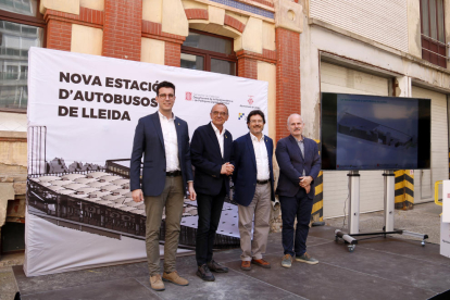 L’entrada a la terminal des de la plaça al costat de l’estació de trens.