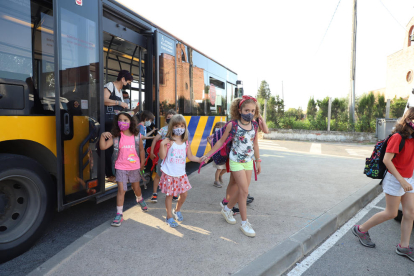 Los niños llegaron ayer a primera hora al colegio en la línea 8 del bus urbano.