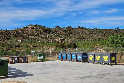 La isla de contenedores de Cervià que se cerrará en otoño. 