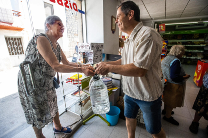 L’ajuntament de l’Espluga Calba reparteix aigua embotellada entre els veïns des de divendres.