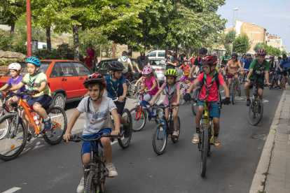 Veïns de totes les edats van participar en la ‘bicifestació’.