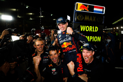 Max Verstappen celebra el títol de campió a Suzuka.