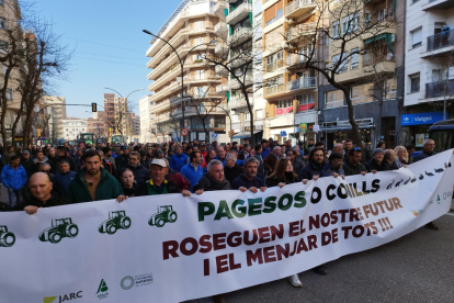 A pie tras una pancarta. Los manifestantes dejaron los tractores en la avenida Prat de la Riba y marcharon a pie tras una pancarta hacia las oficinas de  Acción Climática en Lleida.