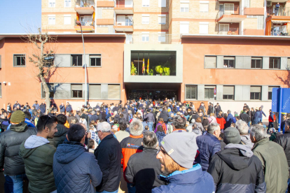 A peu rere una pancarta. Els manifestants van deixar els tractors a l’avinguda Prat de la Riba i van marxar a peu rere una pancarta cap a les oficines d’Acció Climàtica a Lleida.