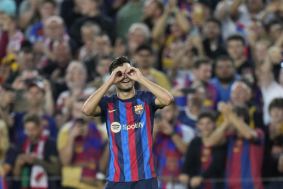 Pedri celebra el gol con un gesto dedicado a su padre.