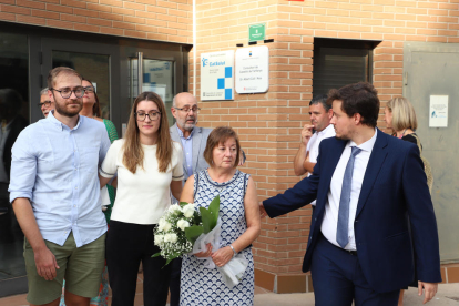 La familia de Albert Coll, junto al alcalde de Castelló, Omar Moumri. 