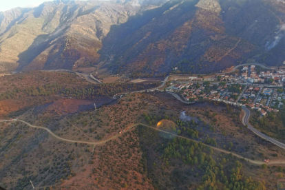 La bajada de la tramontana permite despegar a los hidroaviones en el incendio de Portbou, que ya ha quemado unas 500 hectáreas